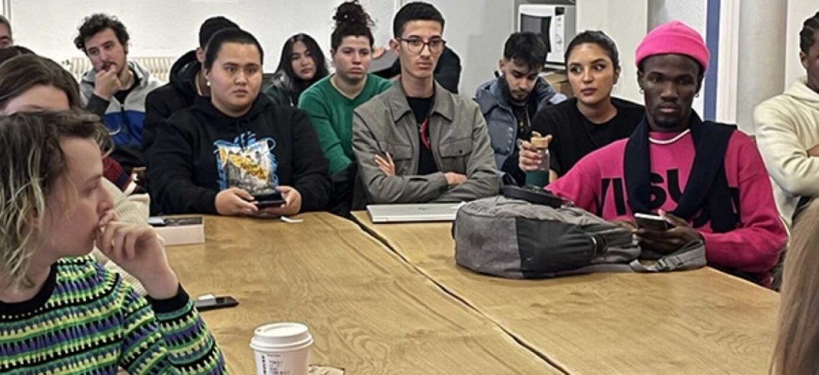 Étudiants du LAB 201 de l'École Multimédia attentifs lors d’un atelier de professionnalisation