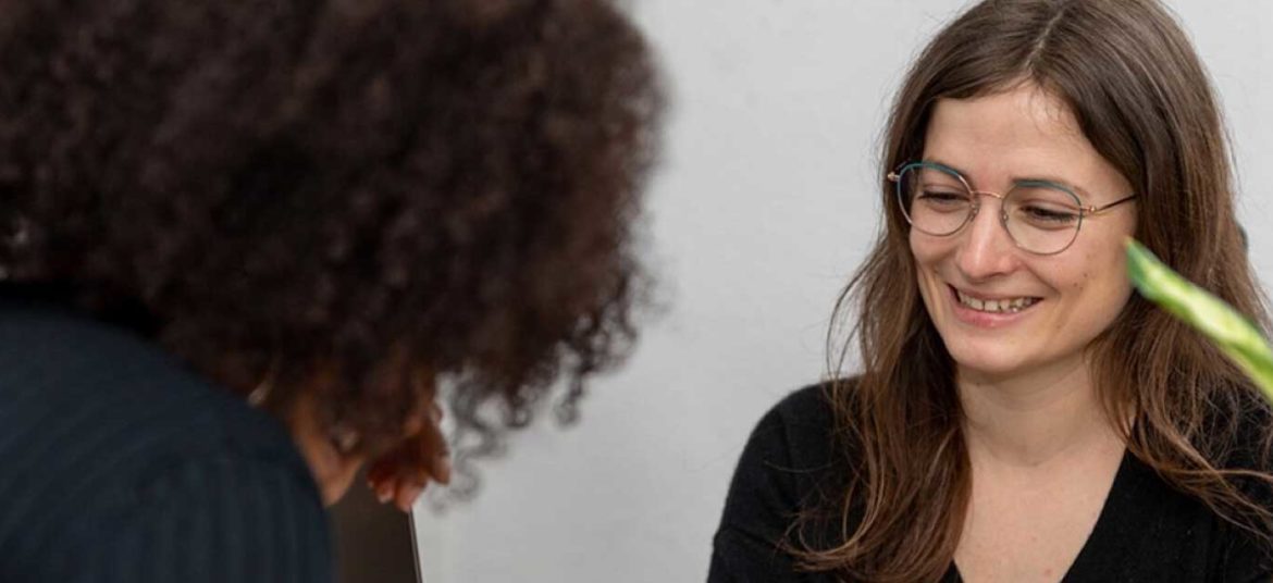 Échange entre une conseillère et une étudiante lors d’un accompagnement personnalisé à l’École Multimédia